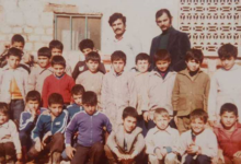 تلاميذ مع معلمين في مدرسة خان العسل الغربية بحلب عام 1980