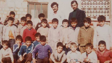 تلاميذ مع معلمين في مدرسة خان العسل الغربية بحلب عام 1980