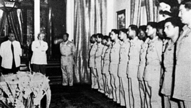 سراج الدين الشرابي في وفد ضباط الطيران مع الرئيس شكري القوتلي عام 1955