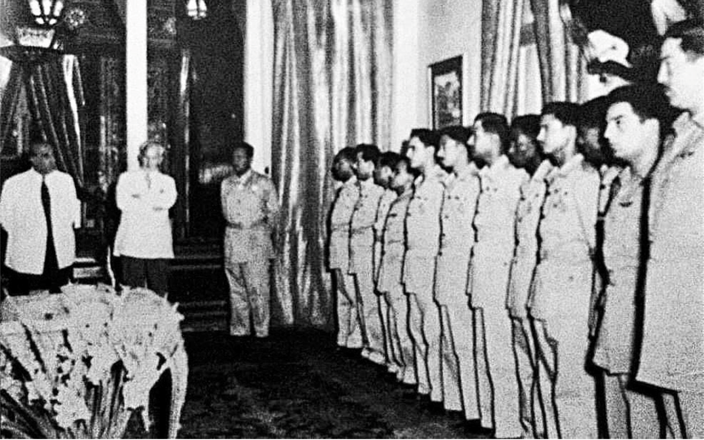 سراج الدين الشرابي في وفد ضباط الطيران مع الرئيس شكري القوتلي عام 1955