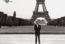 سراج الدين الشرابي في باريس و خلفه برج ايفيل عام 1956