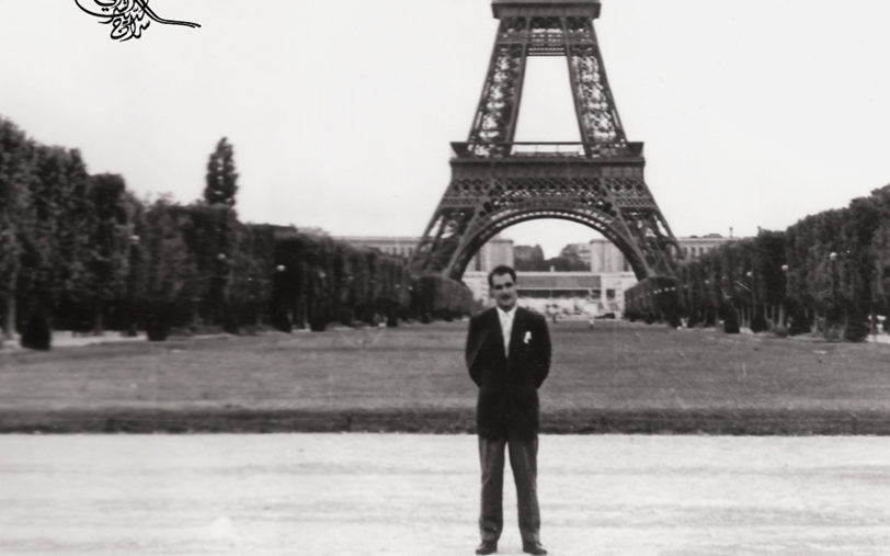 سراج الدين الشرابي في باريس و خلفه برج ايفيل عام 1956