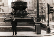 سراج الدين الشرابي في لندن وخلفه نافورة شافتسبري التذكارية عام 1959