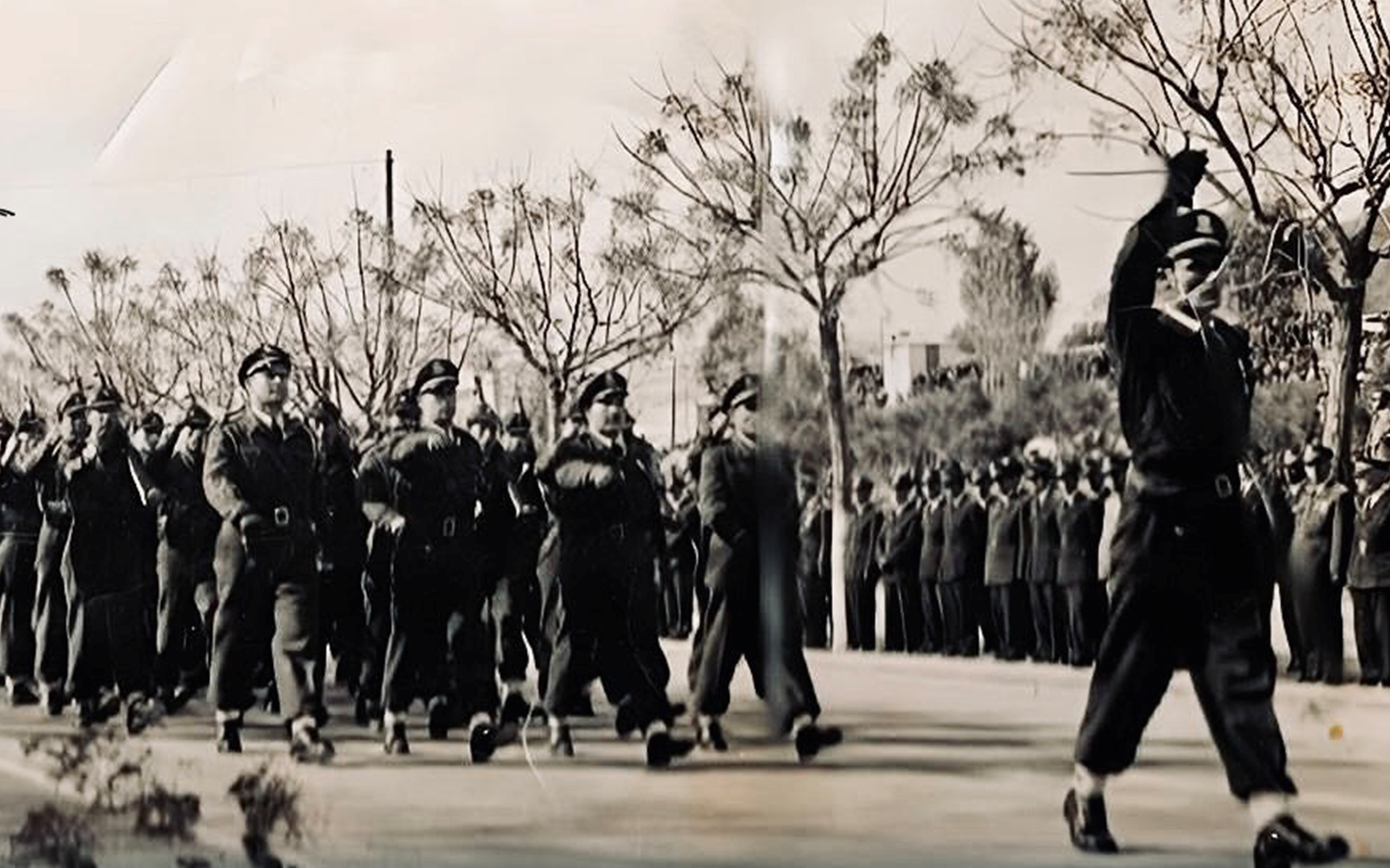 سراج الدين الشرابي يتقدم الصف بالعرض العسكري في عيد الجلاء 1946م