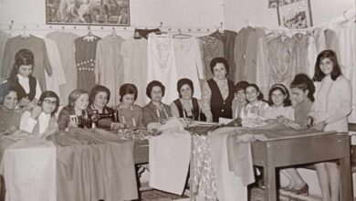 مشاركات في دورة مجانية لتعليم الخياطة والتفصيل في حلب عام 1971