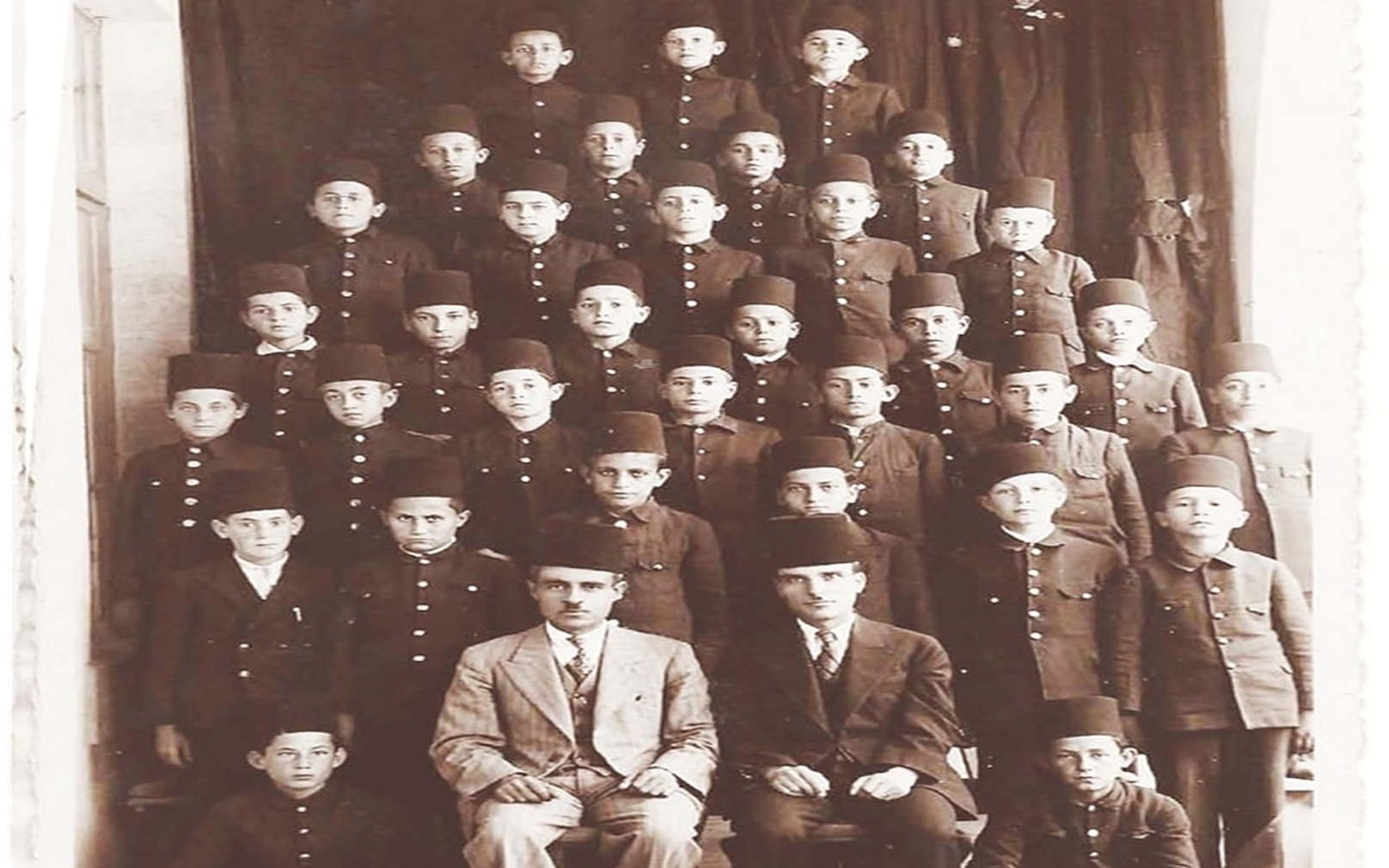 طلاب في مدرسة العرفان بمدينة حلب عام 1929م