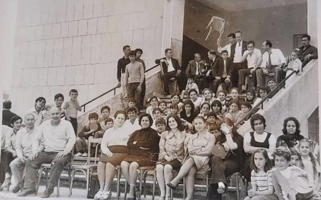 طلاب وأهالي في مدرسة الوليدية بحمص في سبعينيات القرن العشرين