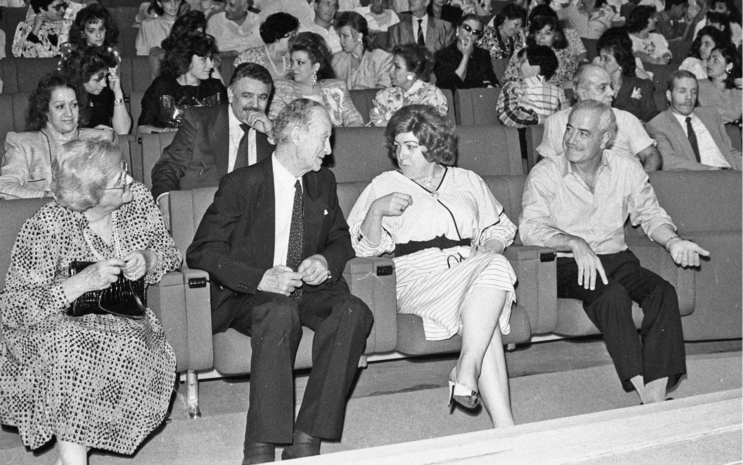 نجاح العطار وعمر أبو ريشة في المكتبة الوطنية بدمشق عام 1989