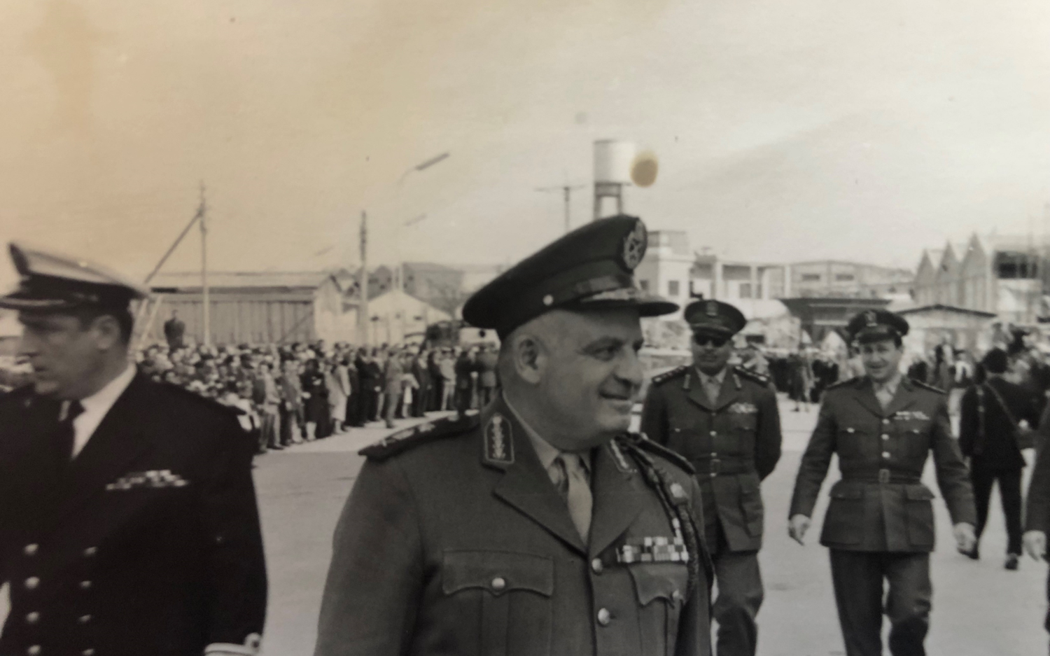 جمال الفيصل قائد الجيش خلال زيارته للقاعدة البحرية العسكرية في اللاذقية (3)