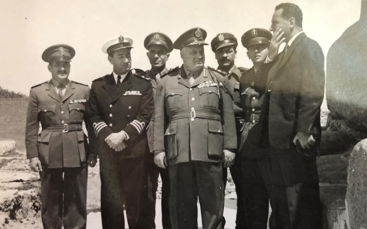 جمال الفيصل قائد الجيش خلال زيارته للقاعدة البحرية العسكرية في اللاذقية (2)