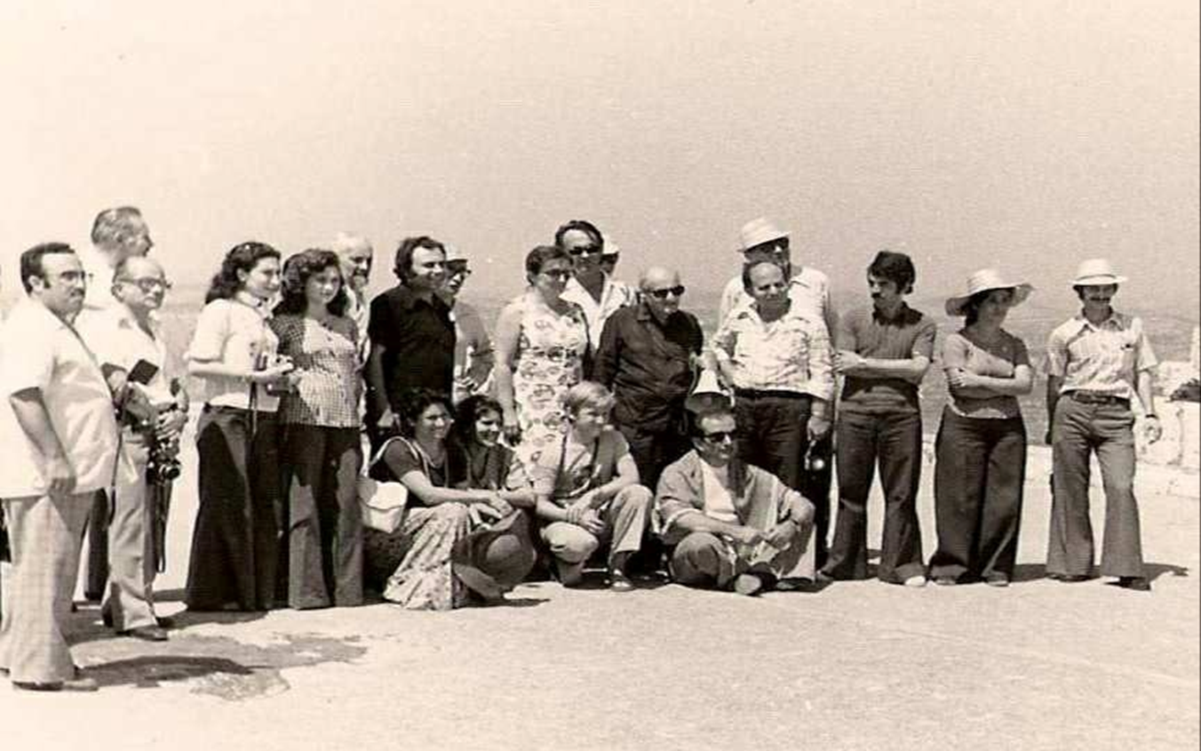 أعضاء من جمعية العاديات في مدينة حلب في جولة أثرية في سبعينيات القرن العشرين