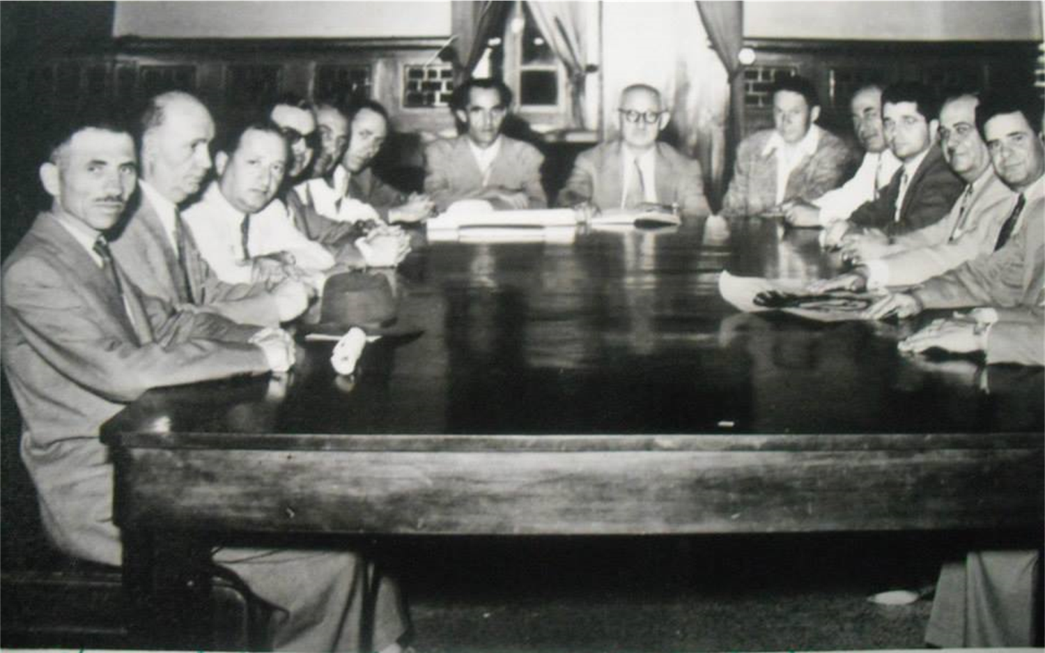 إحدى اجتماعات الهيئة الإدارية لجمعية العاديات بحلب في خمسينيات القرن العشرين