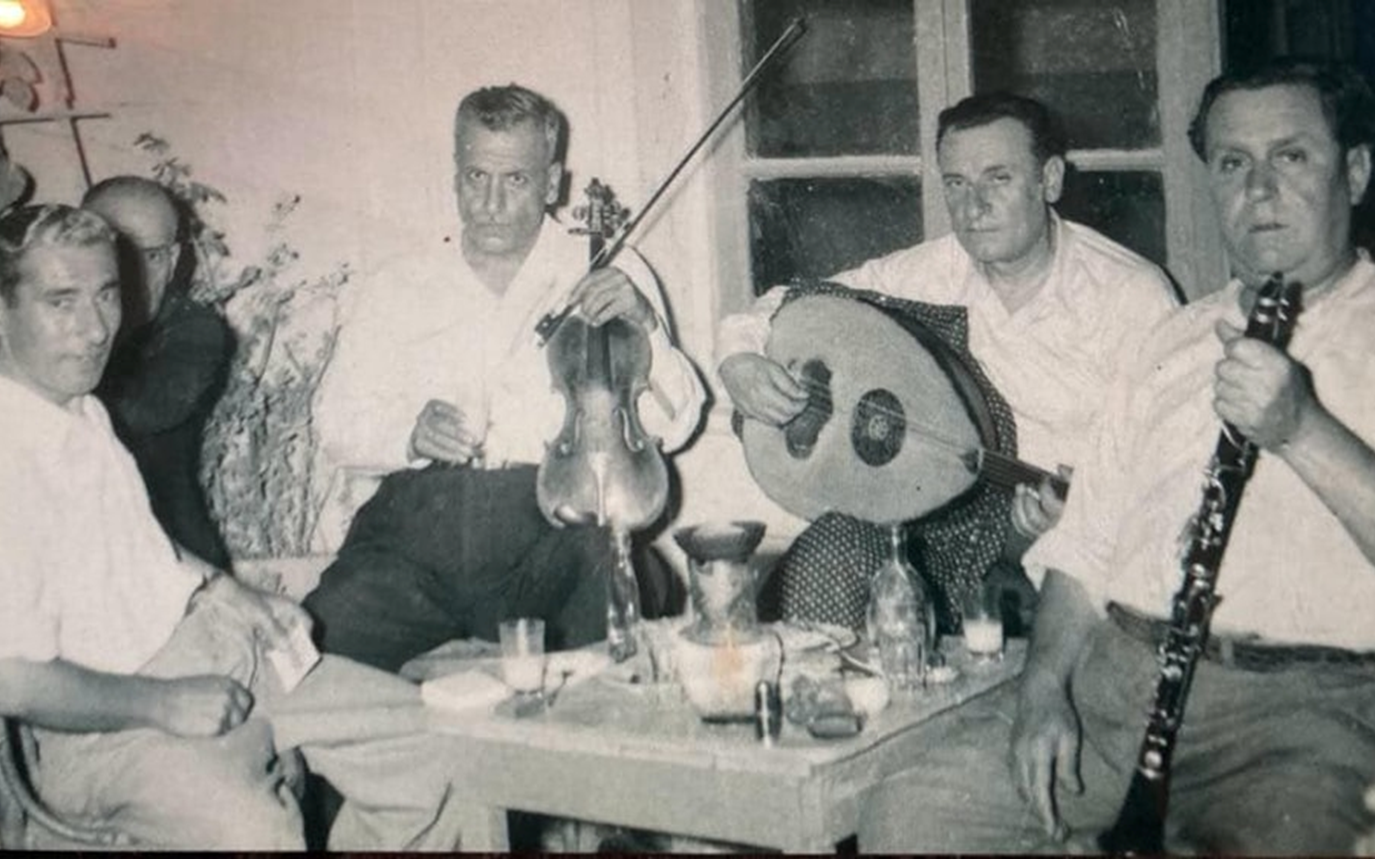 وانيس فارتانيان عازف الكمان المعروف مع أصدقائه في سهرة عائلية