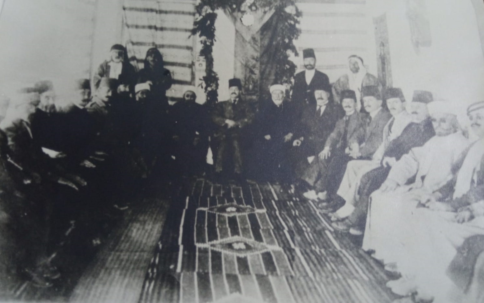 وجهاء مدينة إدلب في مقر المجلس البلدي عام 1920م