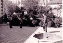 فيضي الأتاسي يلاعب أحفاده وأسباطه في حمص