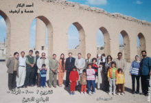 مجموعة مدرسين وفنانين ومهندسين مع عائلاتهم في رحلة عند المسجد العتيق في الرقة عام 2000