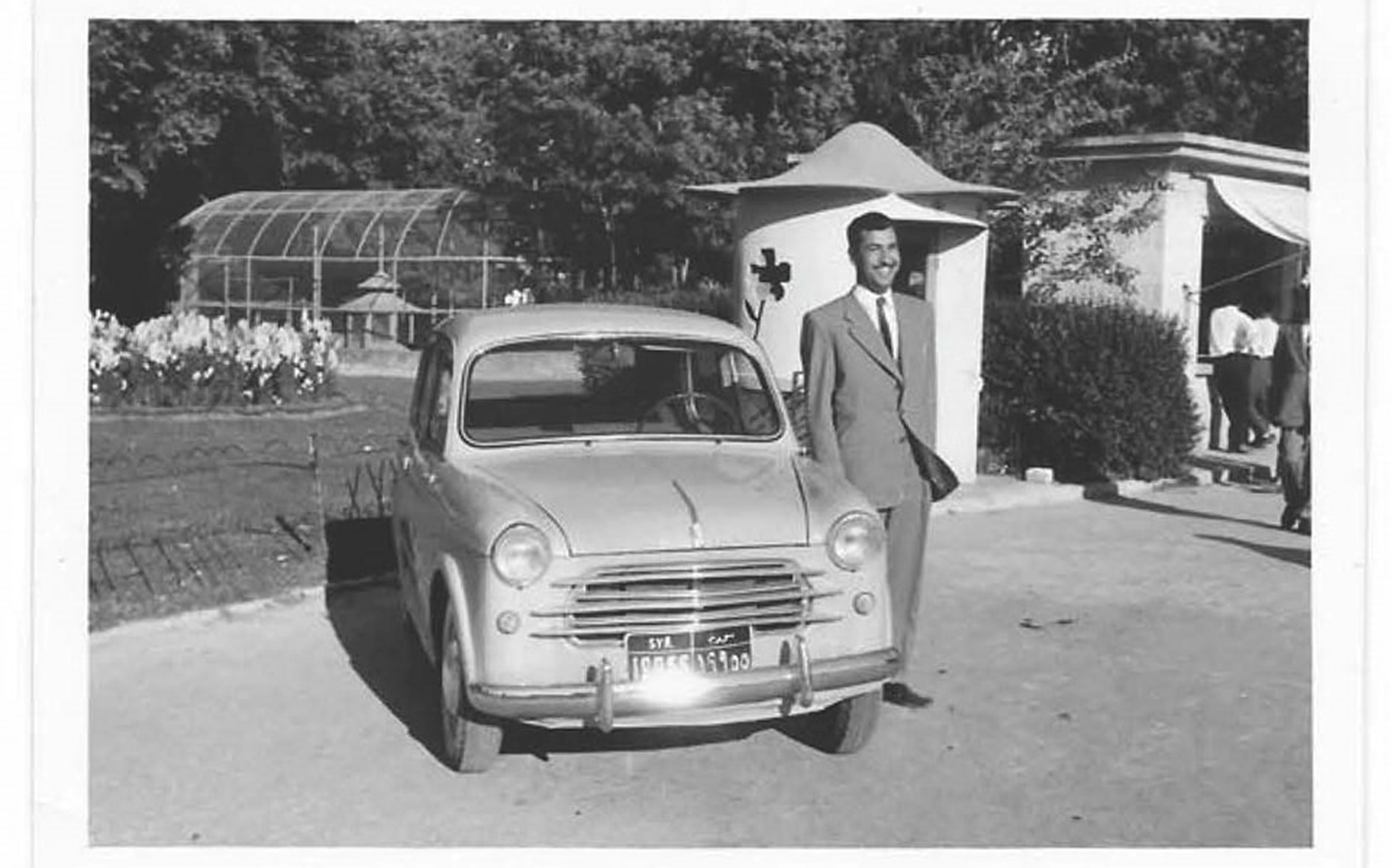 محمد نزار وفائي بجانب سيارته الفيات في حلب عام 1959م