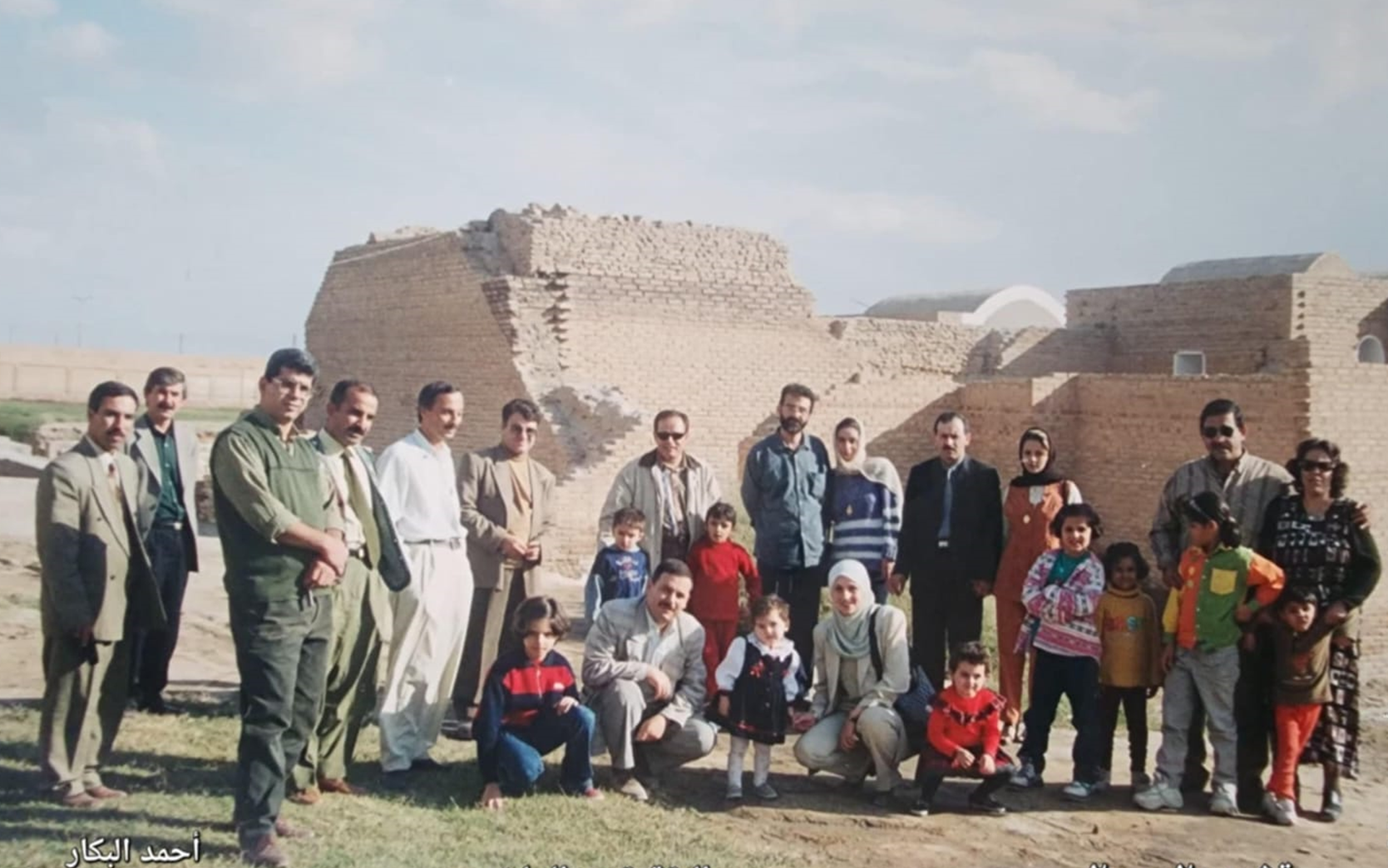 مجموعة مدرسين وفنانين ومهندسين مع عائلاتهم في رحلة عند قصر البنات في الرقة عام 2000