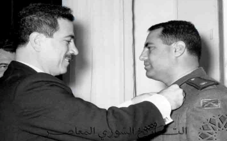 مصطفى طلاس يقلد علي المدني وسام الاخلاص عام 1974