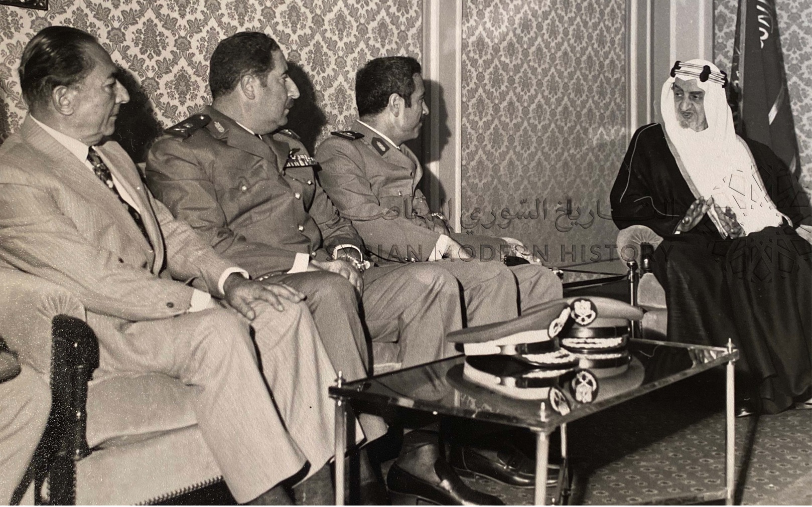 الملك فيصل بن عبد العزيز يستقبل مصطفى طلاس وناجي جميل عام 1972