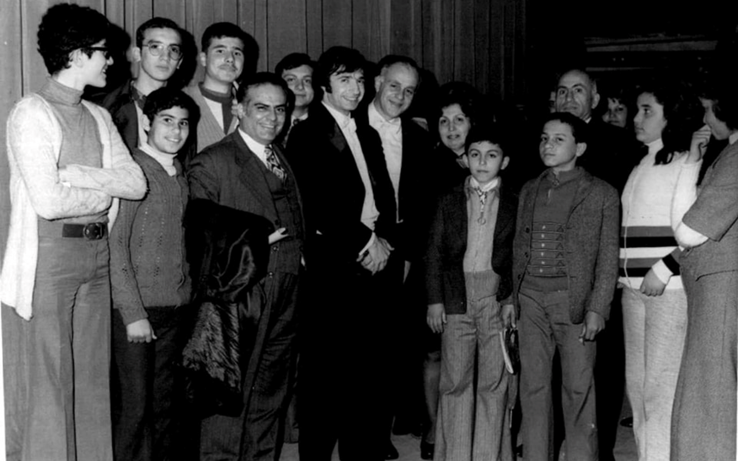 من حفلة نجمي السكري في صالة الجمعية الخيرية الأرمنية بحلب عام 1975م