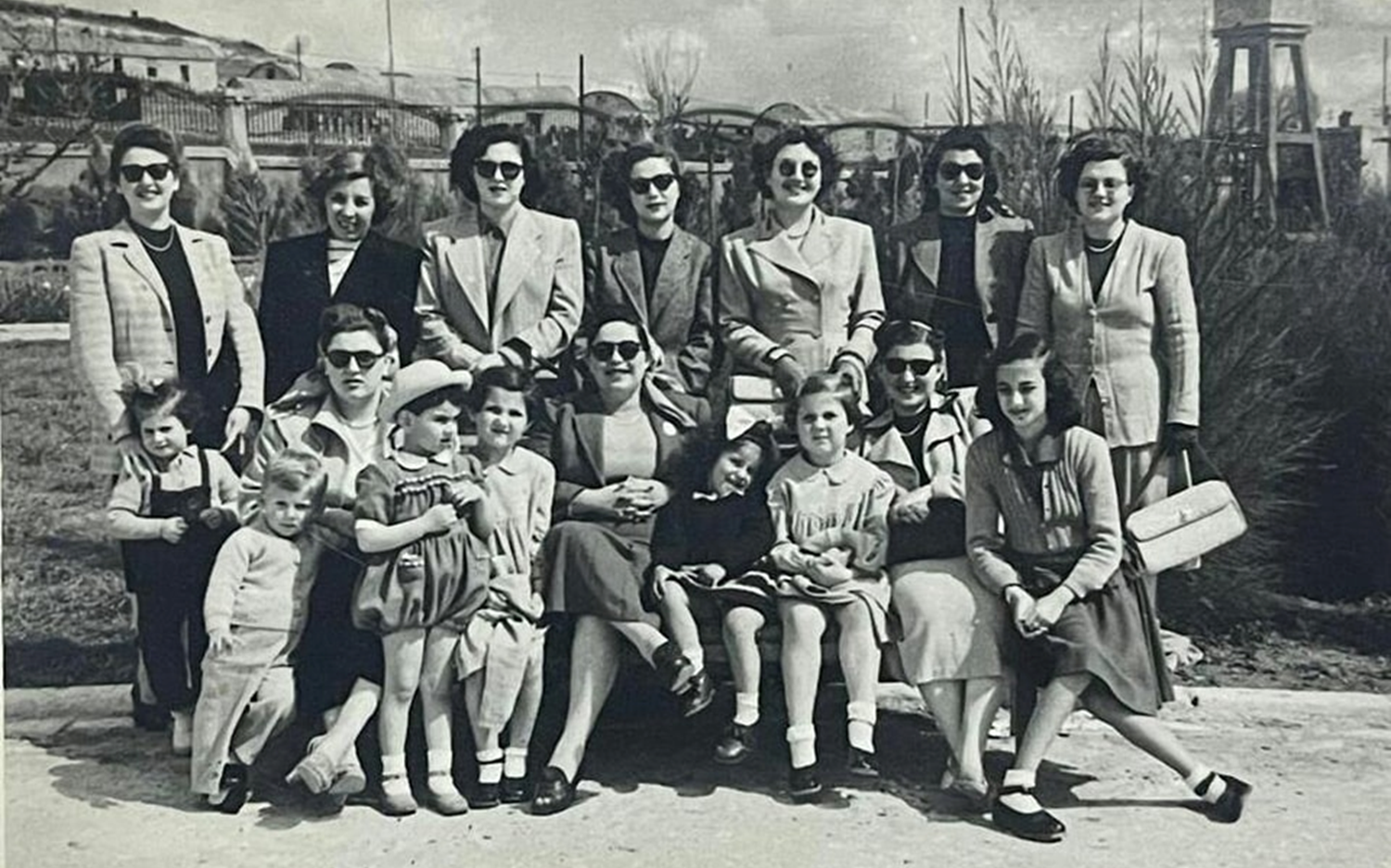 سيدات من عائلة المدرس في حديقة السبيل بحلب أوائل الخمسينات