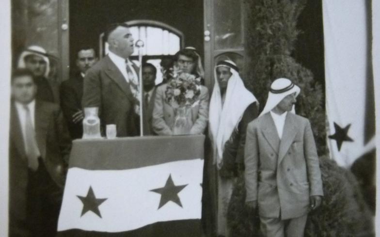 النائب علي حيدر يلقي كلمة أثناء حملته الانتخابية عام 1953م
