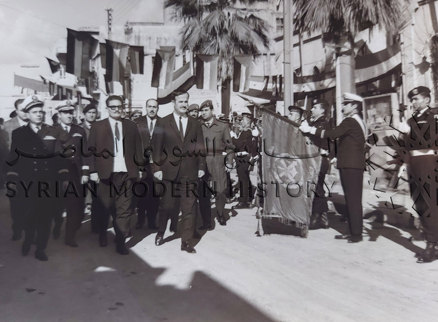 حافظ الأسد يستعرض حرس الشرف أثناء استقباله في اللاذقية 1971