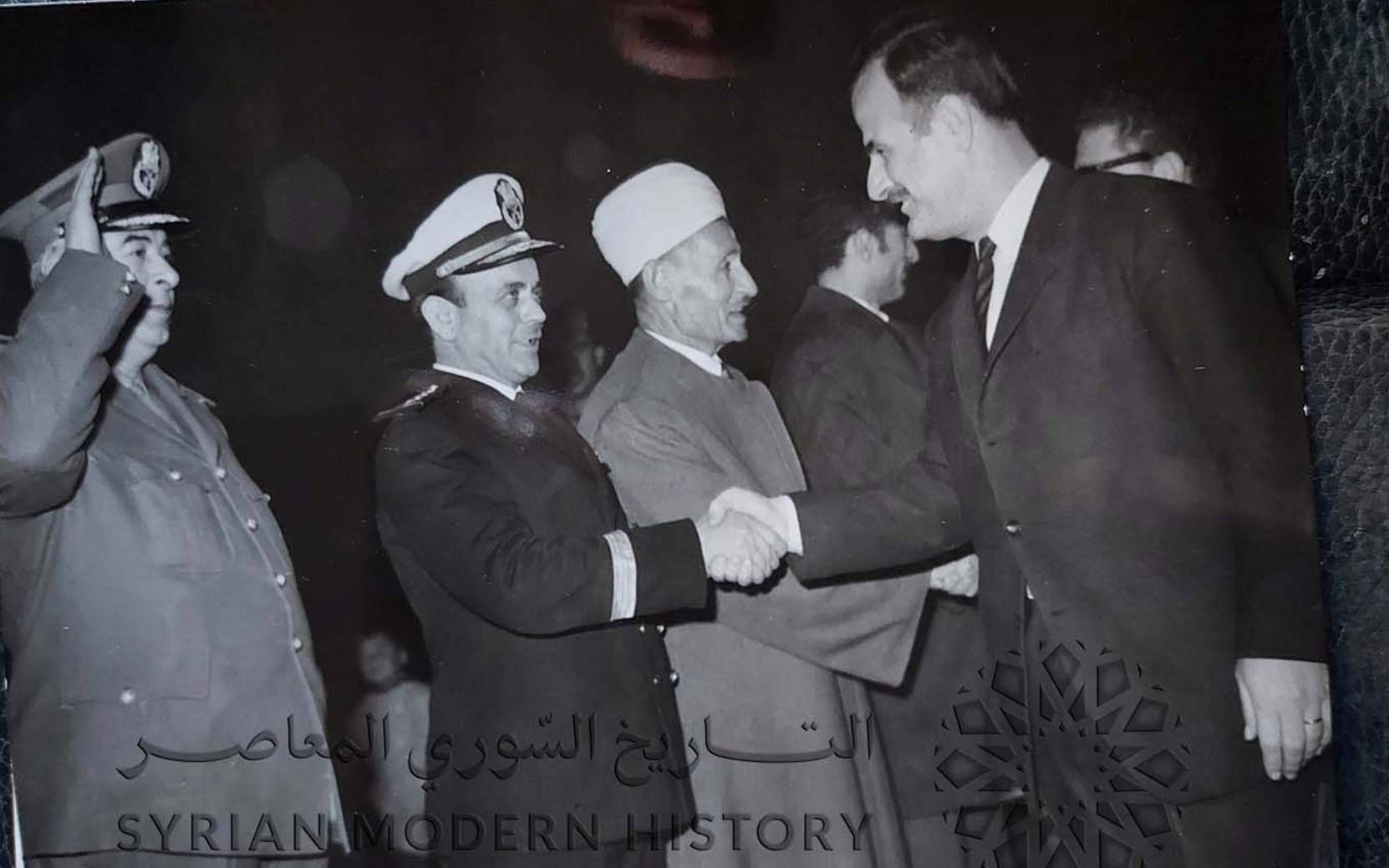 حافظ الأسد يصافح مصطفى شومان قائد القوى البحرية عام 1971