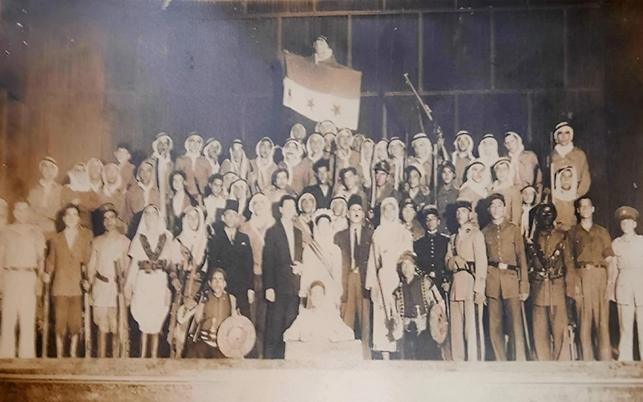 طاقم مسرحية (لن تعودي يا فرنسا) في حلب عام 1946م