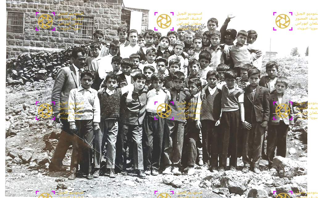 تلاميذ الصف الخامس في مدرسة النهضة بالسويداء عام 1966م