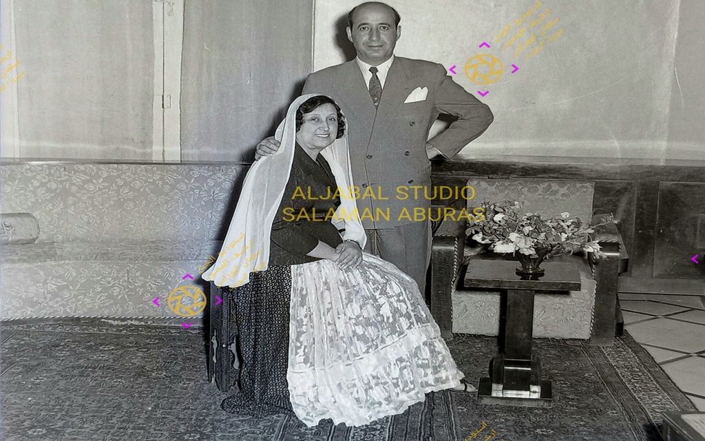 يحيى علي أديب محافظ السويداء وزوجته بالزي الشعبي في السويداء عام 1958