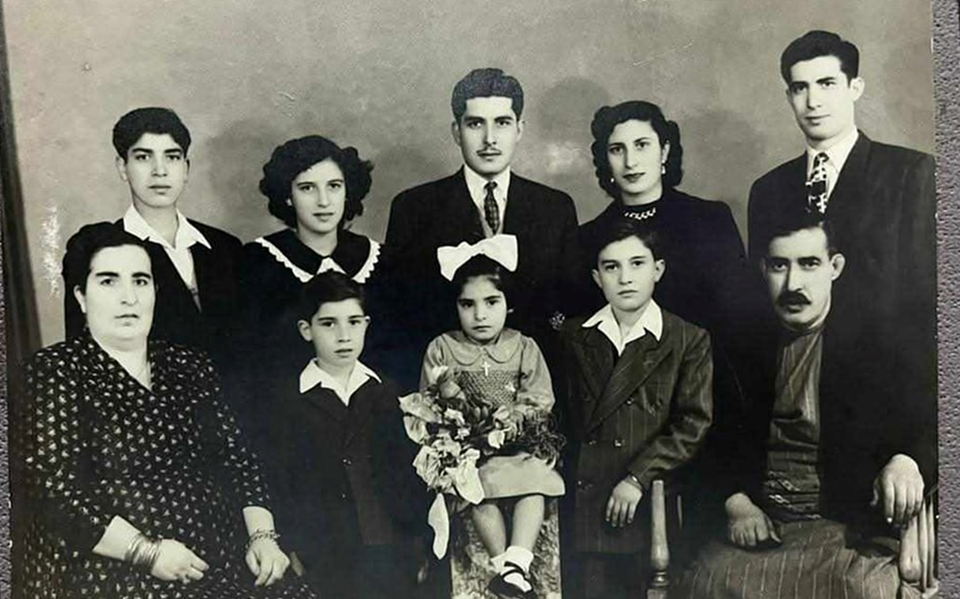 صورة عائلة توفيق أحمر وزوجته مع أبنائهم عام 1951م