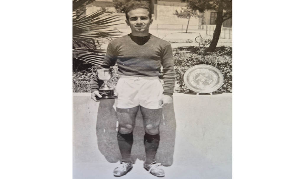 غزوان الحافظ لاعب كرة القدم أثناء بطولة مدارس سورية 1960م