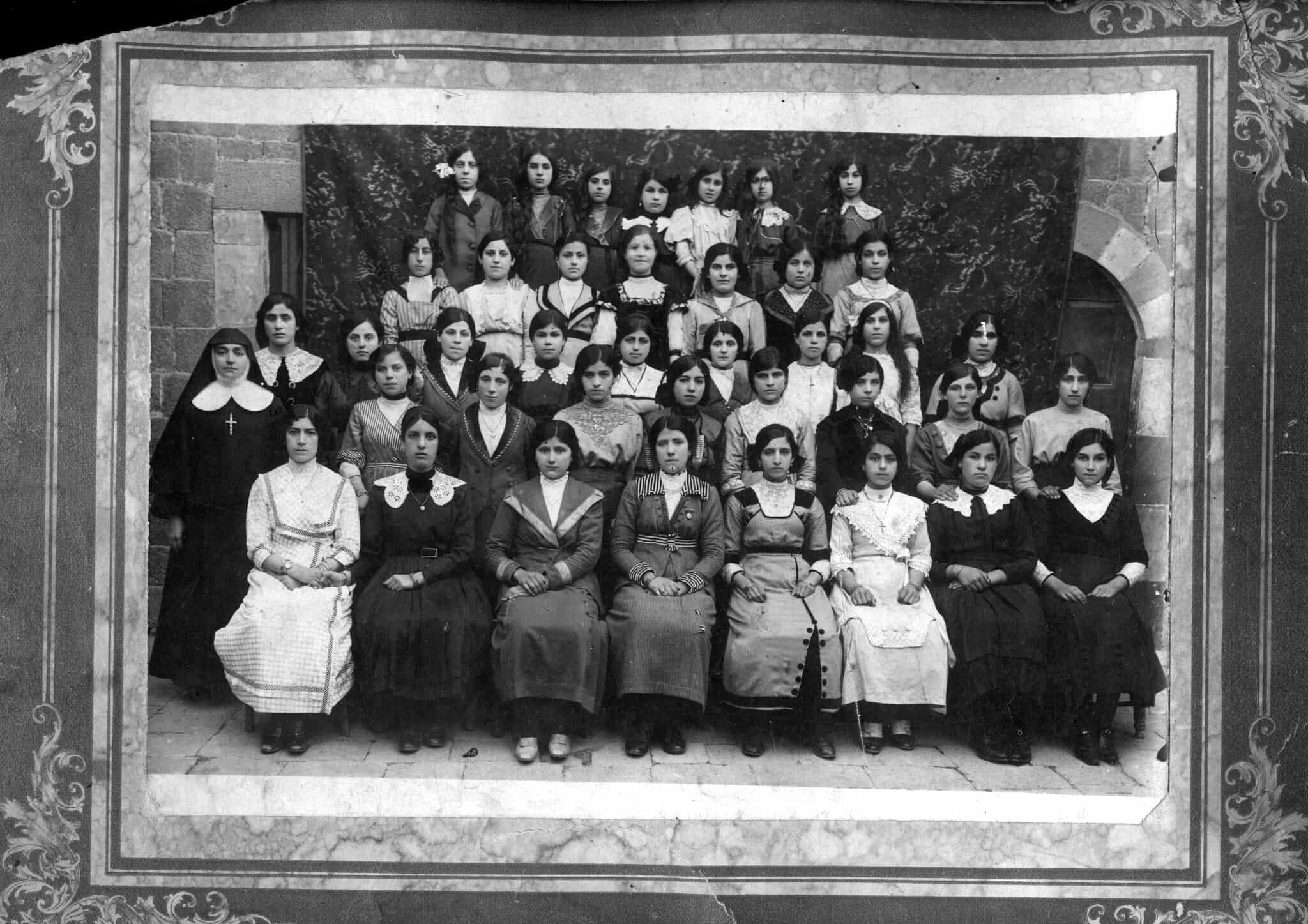 طالبات مدرسة راهبات القلبين الأقدسين في حمص عام 1916م