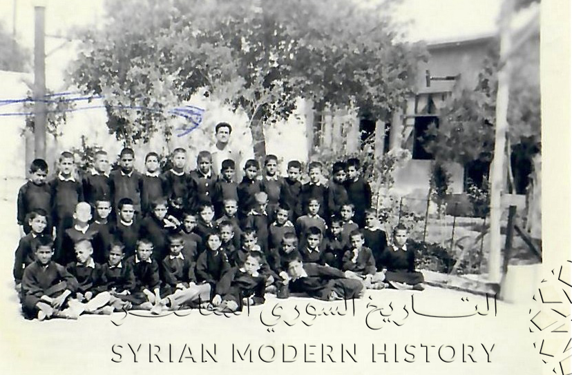 الأستاذ إبراهيم كحلوس مع طلابه في مدرسة غازي بدوما عام 1961م