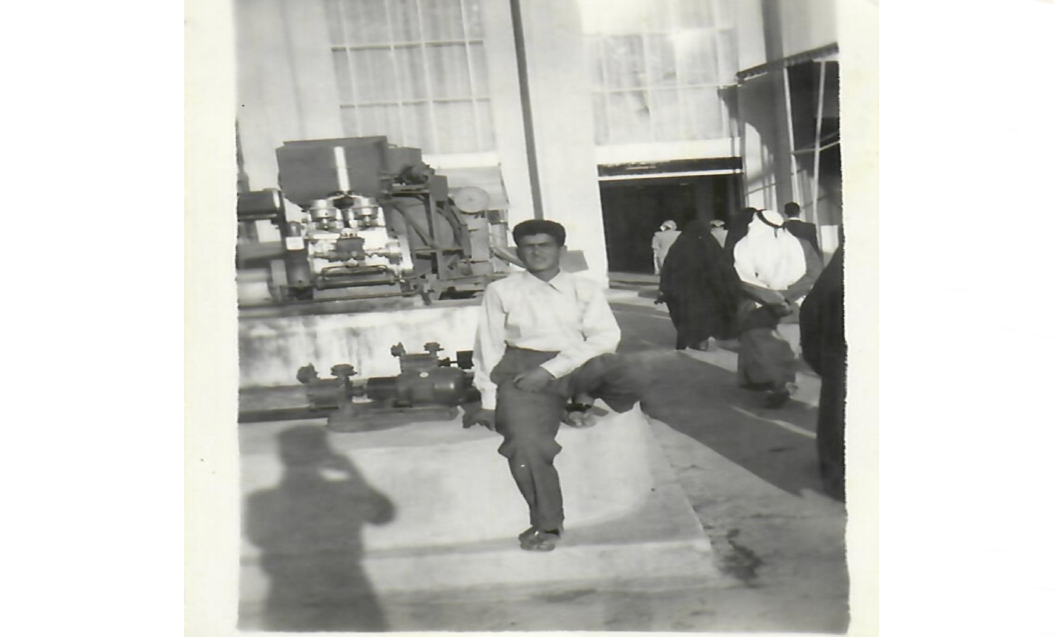 إبراهيم كحلوس أمام جناح ألمانيا الشرقية في معرض دمشق الدولي عام 1957م