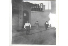 إبراهيم كحلوس أمام جناح الجزائر في معرض دمشق الدولي عام 1957م