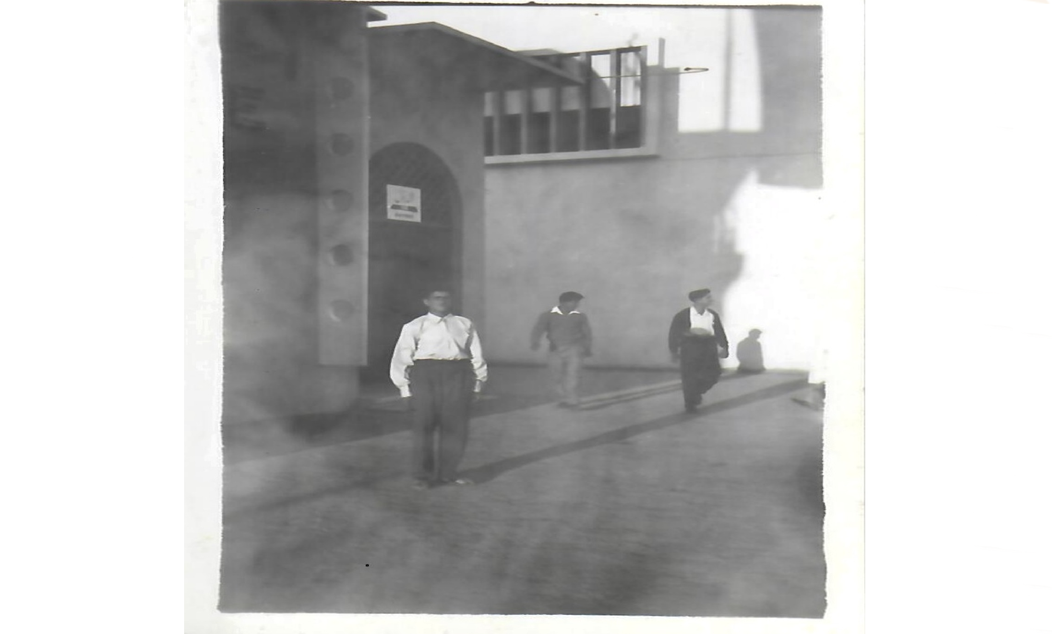 إبراهيم كحلوس أمام جناح الجزائر في معرض دمشق الدولي عام 1957م