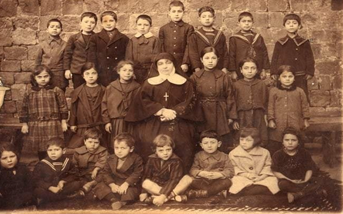 طلاب مدرسة راهبات القلبين الأقدسين في حمص عام 1926