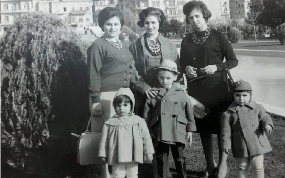 صورة عائلية في الحديقة العامة في حلب عام 1962