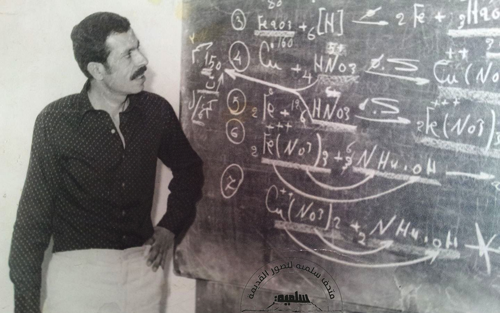 الأستاذ قاسم عيسي في مدرسة علي بن أبي طالب في سلمية عام 1966م