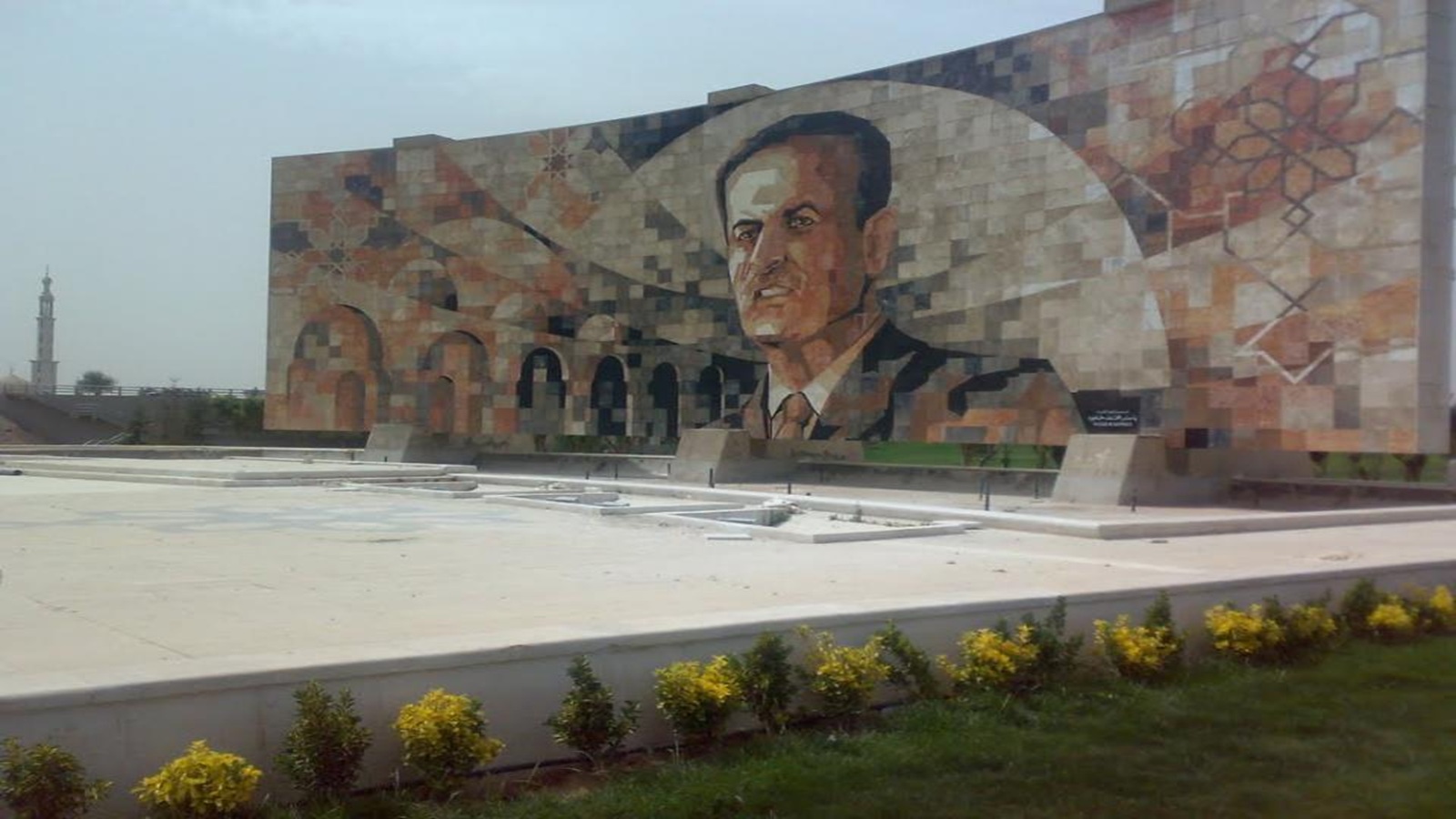 جدارية حافظ الأسد على مدخل دمشق الشمالي - من جهة حرستا