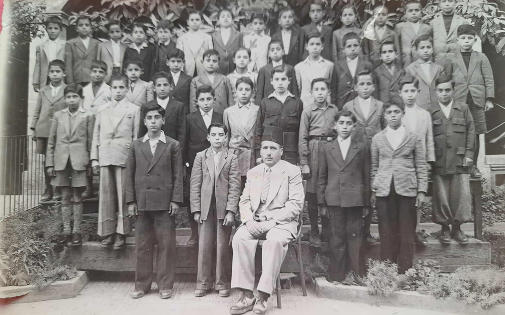 طلاب الصف الثالث في المدرسة الحمدانية في مدينة حلب وتعود للعام الدراسي 1948- 1949