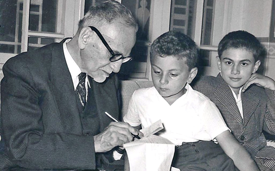 الرئيس هاشم الأتاسي مع أحفاده في حمص